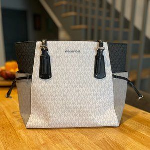 MICHAEL Michael Kors Voyager Signature East West  Color-block Shoulder Bag NWOT